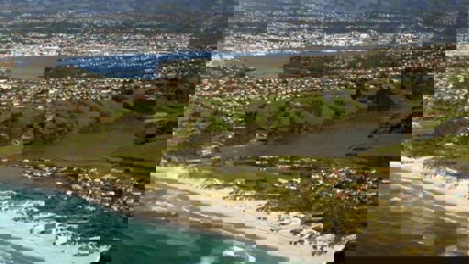 Police arrived at Tomahawk Beach and found the two men near the entrance. (Photo / File)