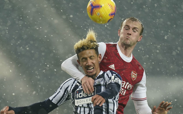West Bromwich Albion's Callum Robinson, front, vies for the ball with Arsenal's Rob Holding during the English Premier League soccer match between West Bromwich Albion and Arsenal at the Hawthorns in Birmingham, England (Photo / AP)