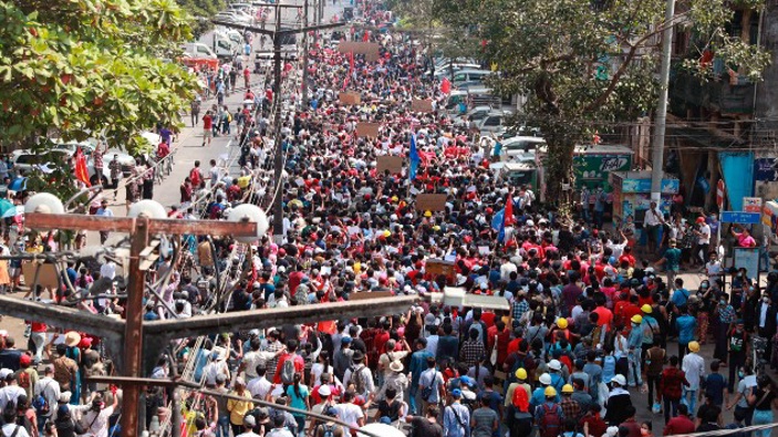Thousands of people rallied against the military takeover in Myanmar's biggest city on Sunday and demanded the release of Aung San Suu Kyi, whose elected government was toppled by the army that also imposed an internet blackout. (Photo / AP)