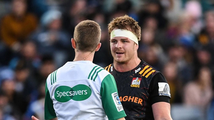 Sam Cane questions the referee during a Super Rugby Aotearoa encounter. (Photo / Photosport)