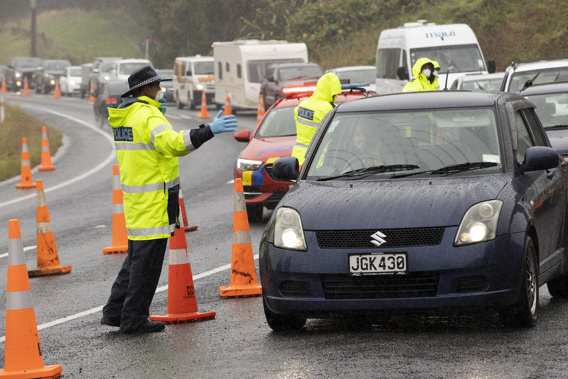 Police stop motorists at a Covid Police Checkpoint on State Highway 1 just south of the Brynderwyns, north of  Auckland. (Photo / NZ Herald)