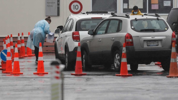 People are lining up in their cars to get tested. (Photo / NZ Herald)