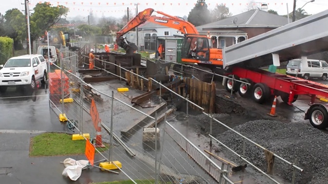 Workers install the new Hunua 4 pipeline in Onehunga, Auckland. Screenshot / Watercare