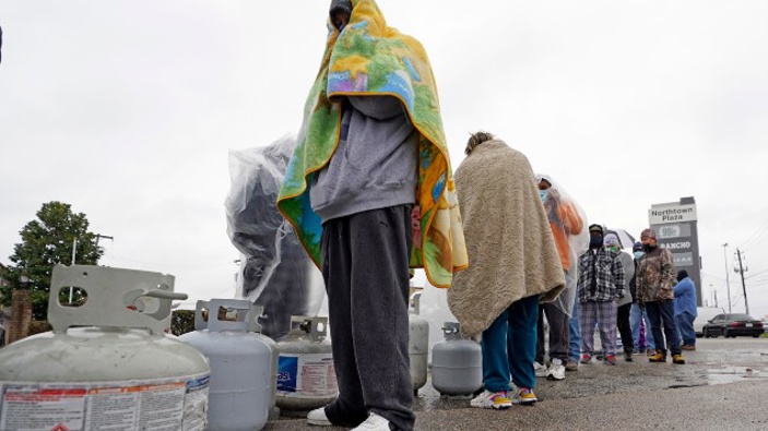 Customers had to wait over an hour in the freezing rain to fill their propane tanks. (Photo / AP)