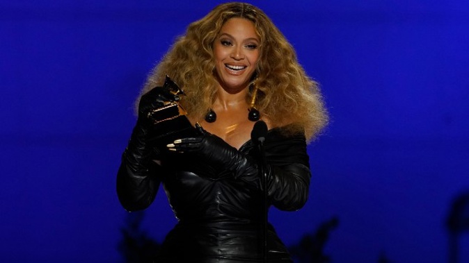 Beyonce accepts the award for best R&B performance for "Black Parade" at the 63rd annual Grammy Awards. (Photo / AP)