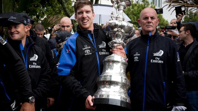 Peter Burling hold the Auld Mug during the 2017 victory parade. (Photo / Photosport)