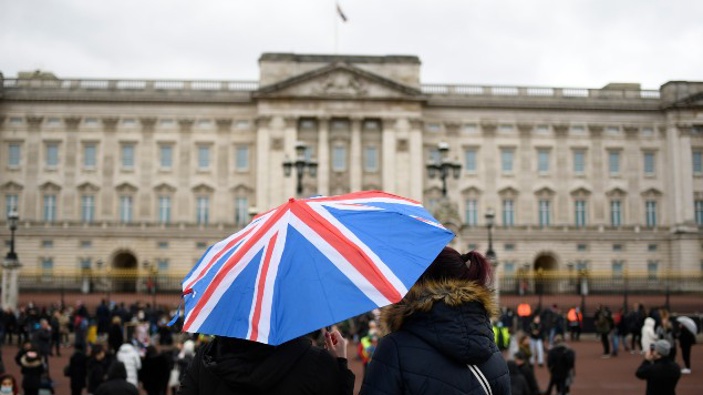 Crowds gathered outside Buckingham Palace to pay tribute to Prince Philip. (Photo / AP)