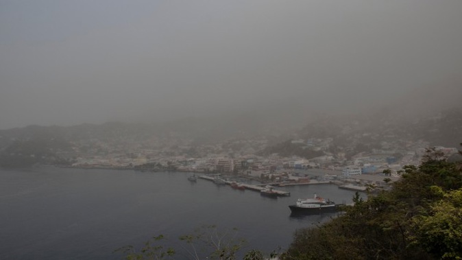 A cloud of volcanic ash hovers over Kingstown, on the eastern Caribbean island of St. Vincent, Saturday, April 10, 2021, a day after the La Soufriere volcano erupted. (Photo / AP)