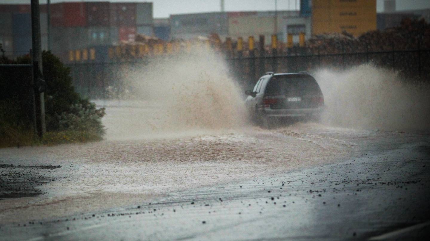 Mini tornadoes, thunderstorms, downpours: North Island to get lashed by wild weather