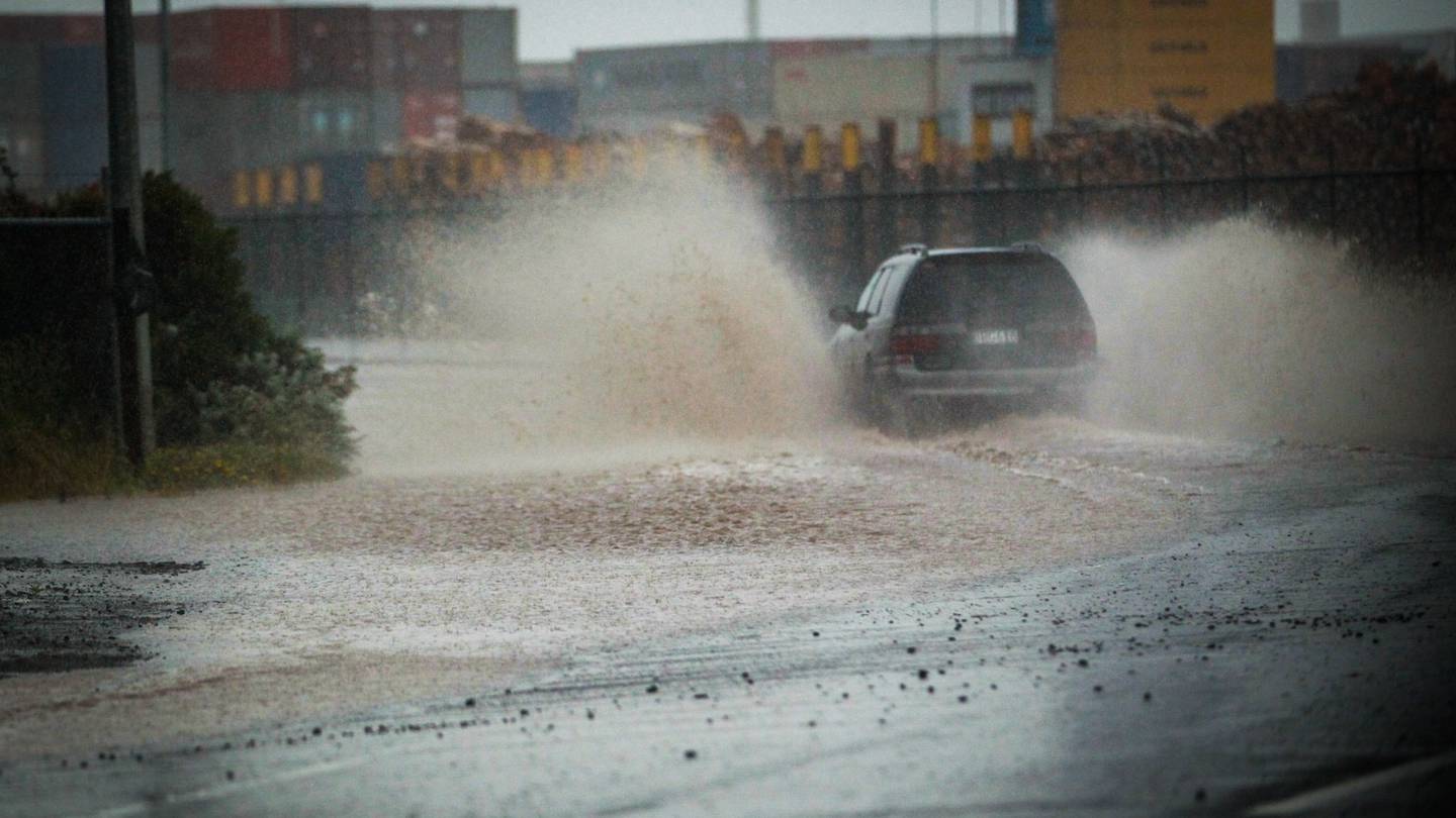 Mini tornadoes, thunderstorms, downpours: North Island to get lashed by  wild weather