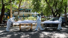 Health workers carry bodies of Covid-19 victims outside the Guru Teg Bahadur hospital in New Delhi, India. (Photo / CNN)