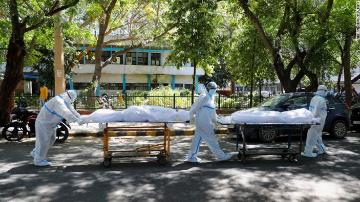Health workers carry bodies of Covid-19 victims outside the Guru Teg Bahadur hospital in New Delhi, India. (Photo / CNN)