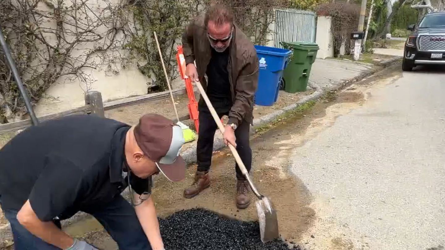 Arnold Schwarzenegger picked up a shovel and filled the pothole in Los Angeles himself. Photo / via Twitter