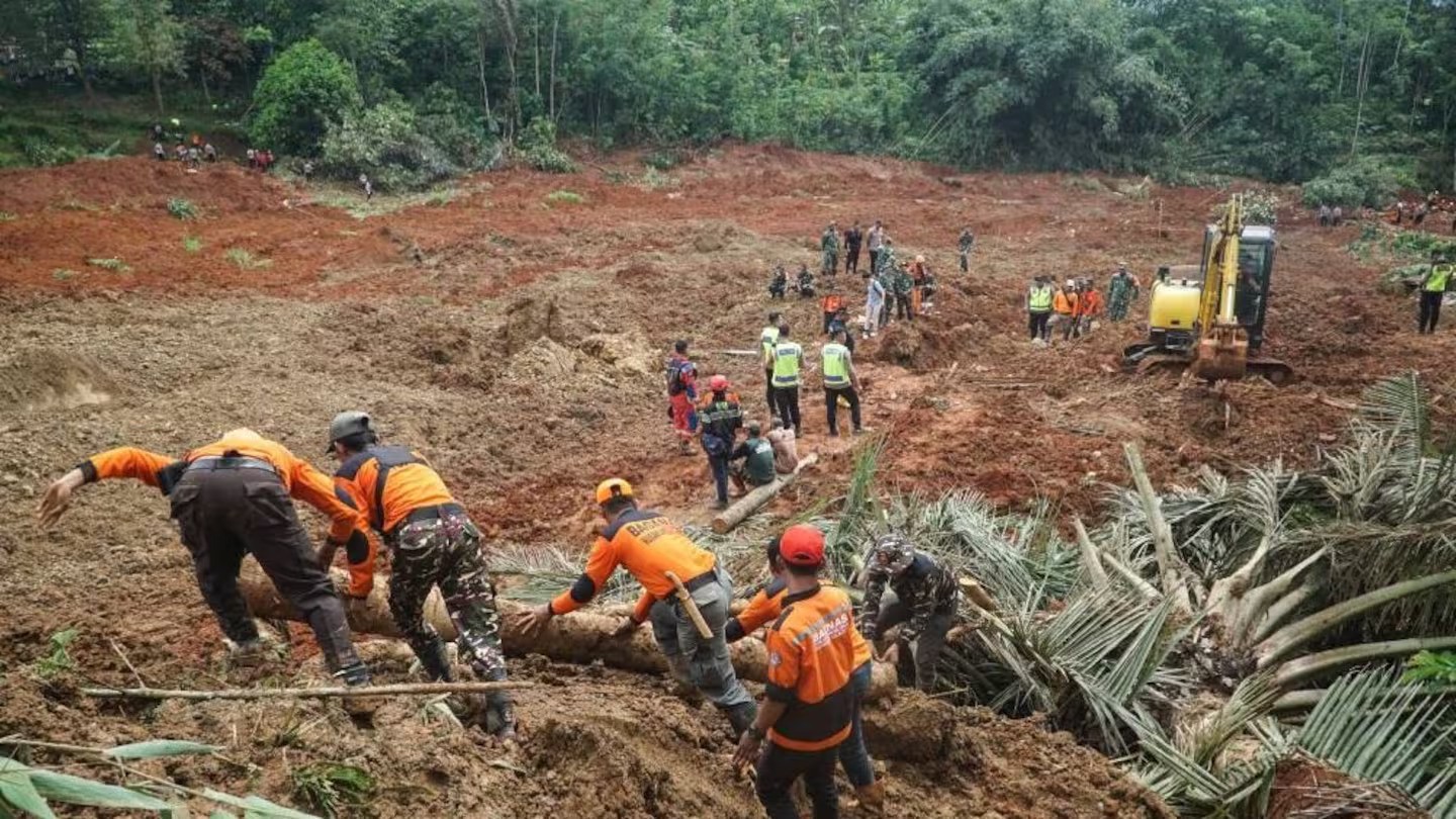 Rescuers search for survivors after a landslide buried some houses in Cibeunying village, Cilacap regency, central Java. Photo / Bakhtiar Rahman, AFP
