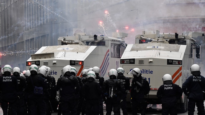 Demonstrators light fireworks during a protest against coronavirus measures in Brussels, Belgium, Sunday, Dec. 5, 2021. (Photo / AP)