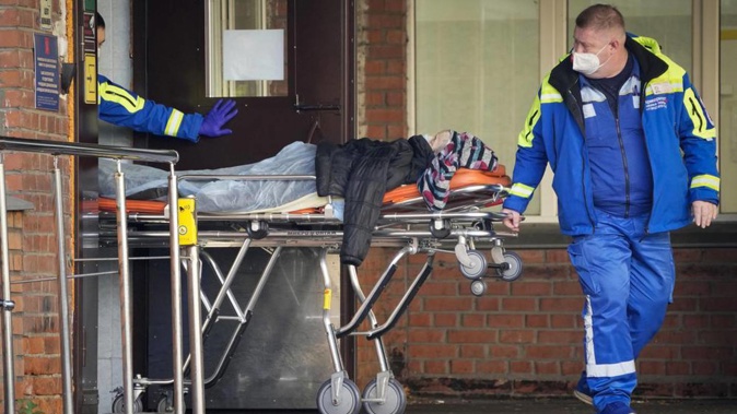 Medical workers carry a patient suspected of having coronavirus on a stretcher at a hospital for COVID-19 patients in St. Petersburg, Russia, Friday, Oct. 29. (Photo / AP)