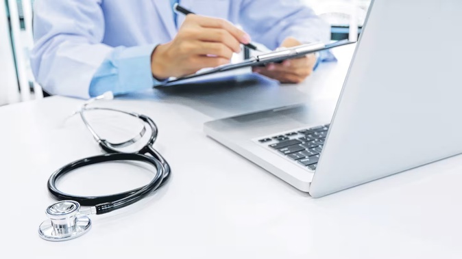 An independent medical expert has strongly criticised the behaviour of a doctor under investigation by the Health Practitioner Disciplinary Tribunal.
