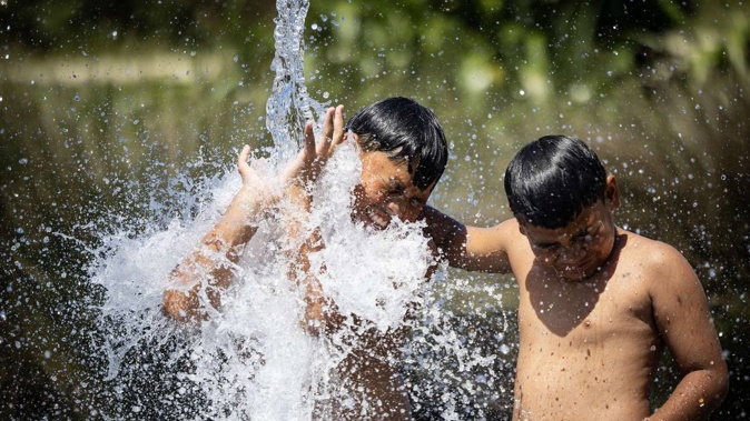 Marcelo Laumua, 11, left, and brother Junior Laumua, 7, cool off from the hot temperature at the waterpark at Waterview Reserve. "It’s going to be hot - straight up" Niwa meteorologist Chris Brandolino says. Photo / Jason Oxenham