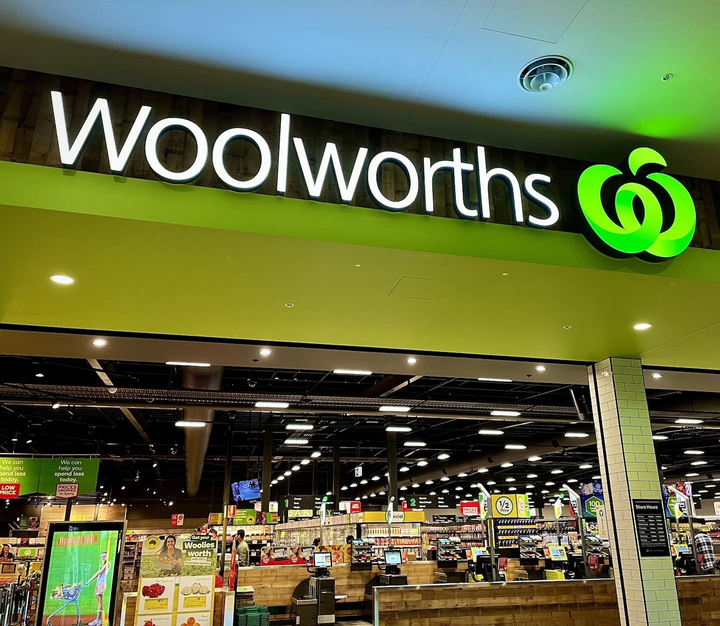 'Extremely concerning': Security guard in hospital after assault at South Auckland Woolworths