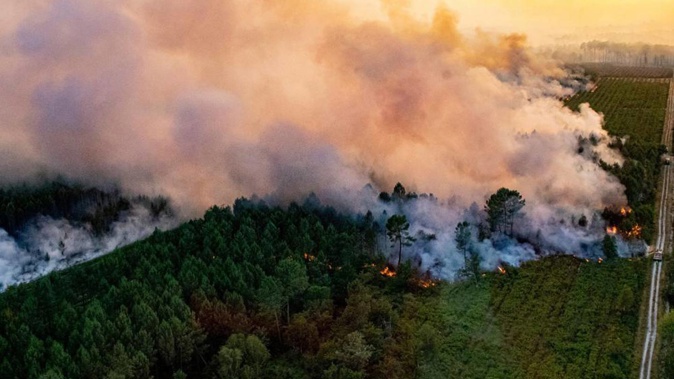 This photo provided by the fire brigade of the Gironde region (SDIS 33) shows a wildfire near Landiras, southwestern France. Photo / AP