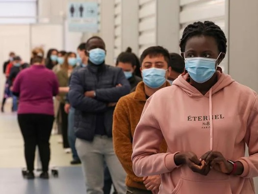 Aged care and disability care workers line up for their vaccine at the Melbourne Showgrounds. (Photo / NCA)