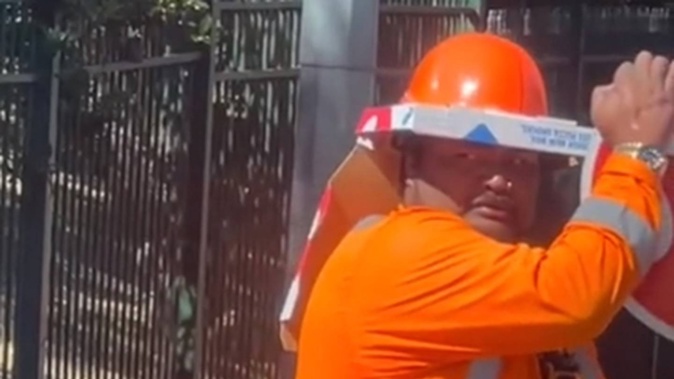 The worker stayed cool with his improvised sun protection.