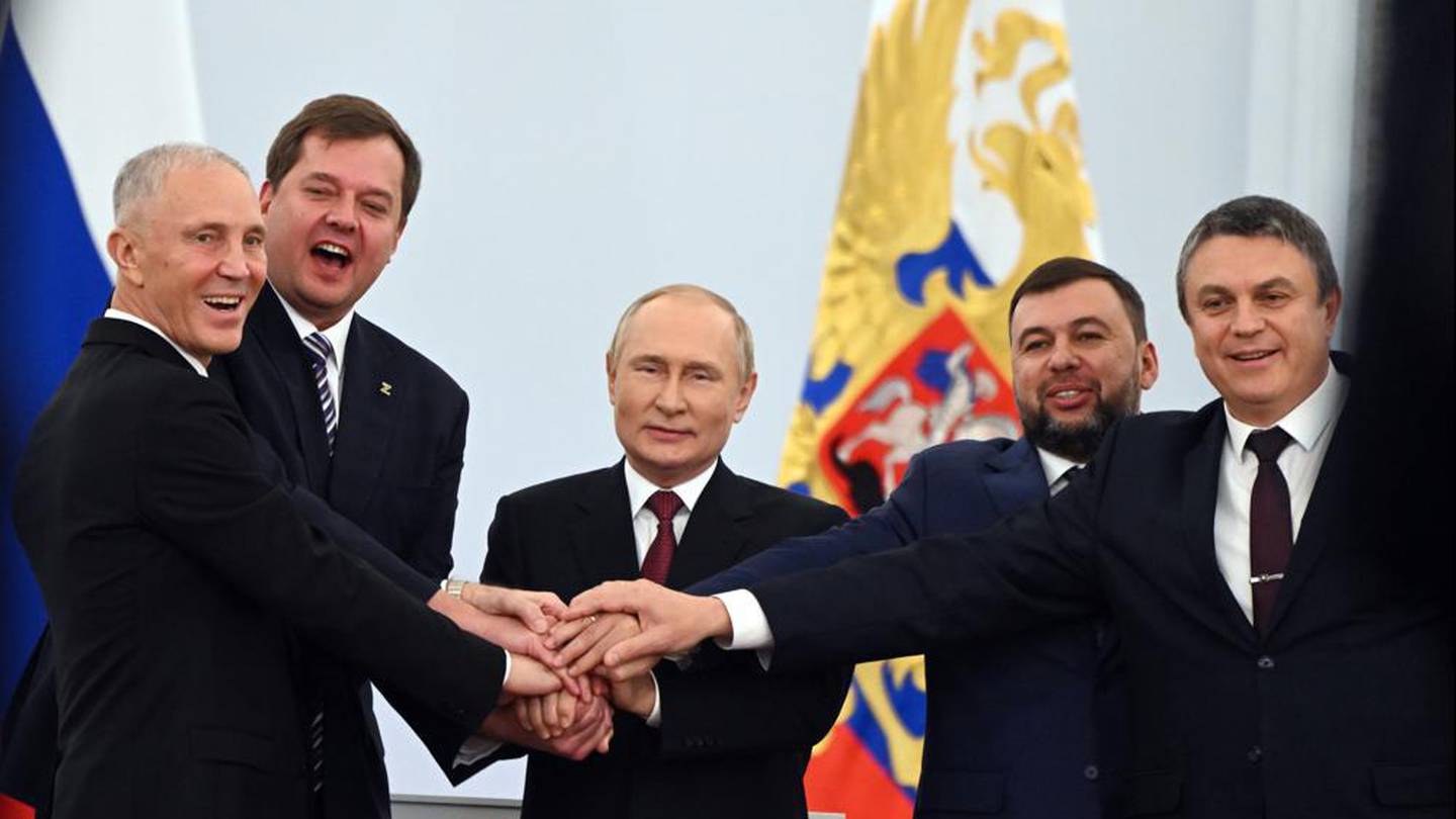 Russian President Vladimir Putin, centre, poses for a photo during a ceremony to sign the treaties for four regions of Ukraine to join Russia. Photo / AP