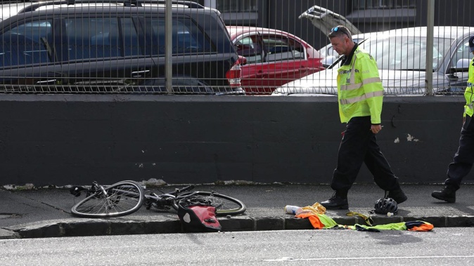 An officer at the scene of the incident at Stanley St. (Photo / NZME)