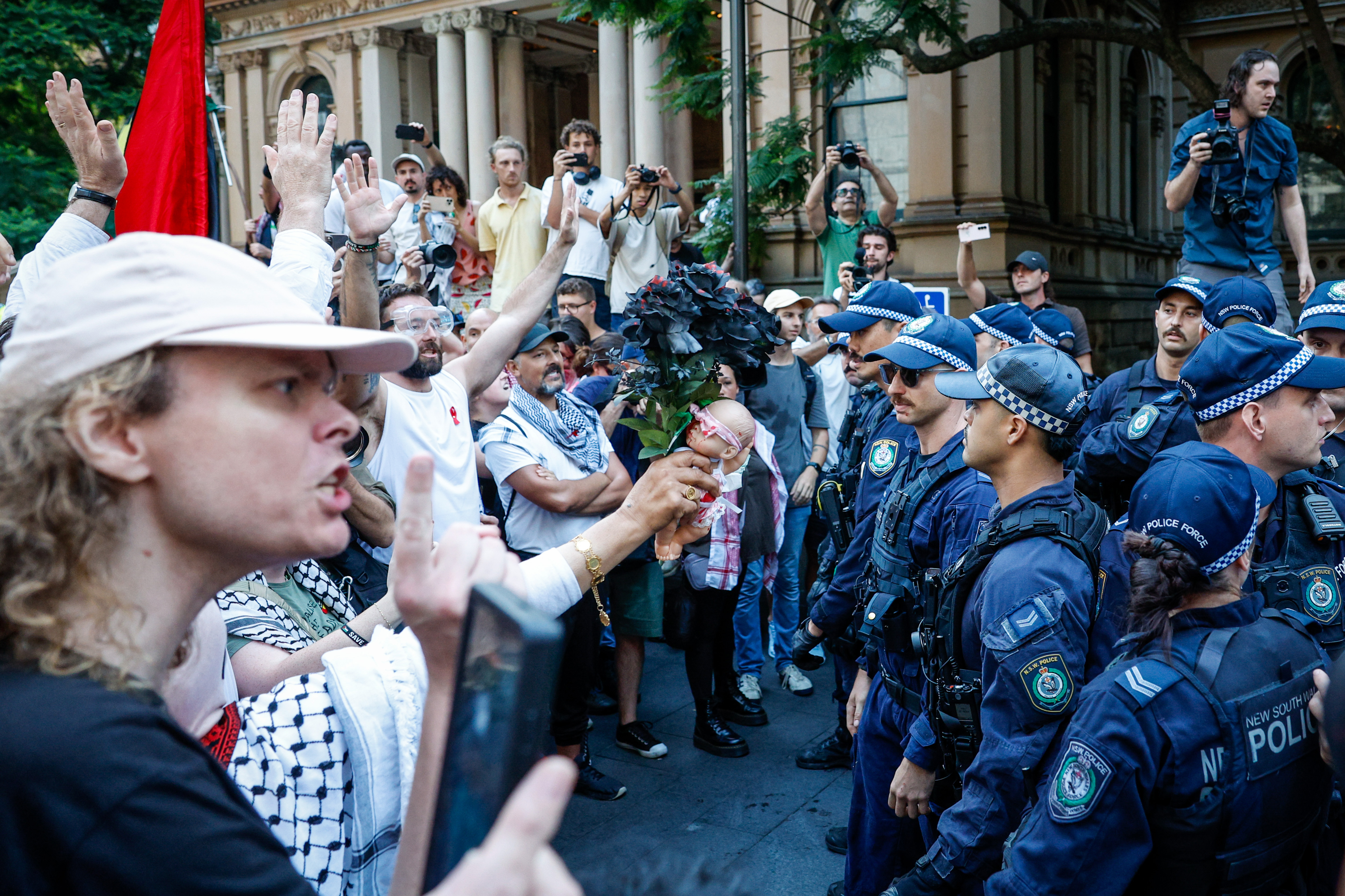 Police and protesters clash in Sydney rally against Israeli President's visit 