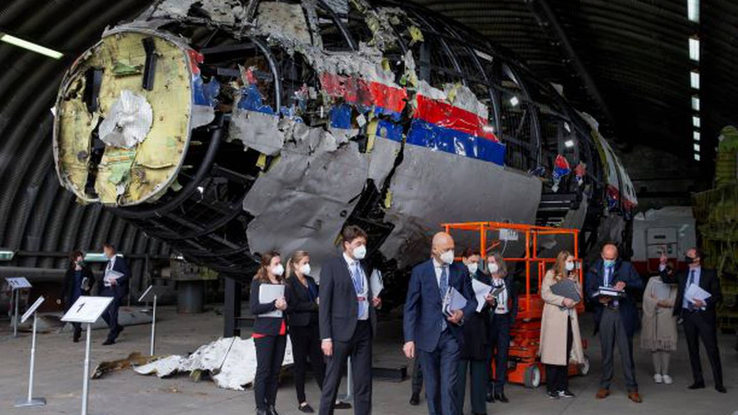 Judges and lawyers view the reconstructed wreckage of Malaysia Airlines Flight MH17, at the Gilze-Rijen military Airbase, southern Netherlands, last year. Photo / AP