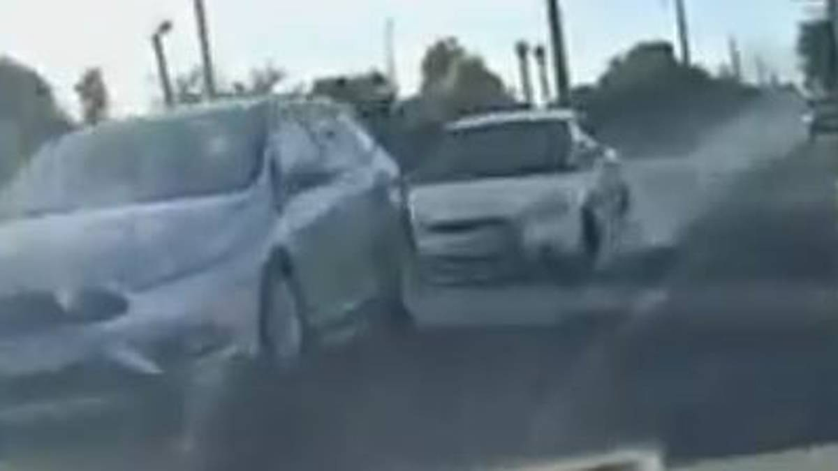 Cloud of smoke: Car rams another vehicle in scary footage of crash