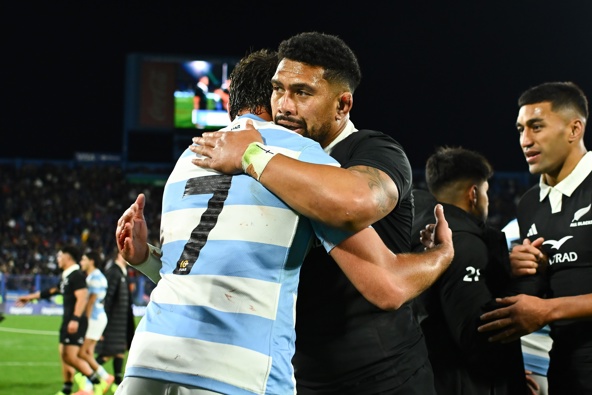 Ardie Savea (vice captain) of New Zealand and Juan Martin Gonzalez of Argentina embrace after the match, Argentina Los Pumas v New Zealand All Blacks, round 2 of The Rugby Championship international rugby union competition at Estadio José Amalfitani, Buenos Aires, Argentina on Saturday 23 August 2025.