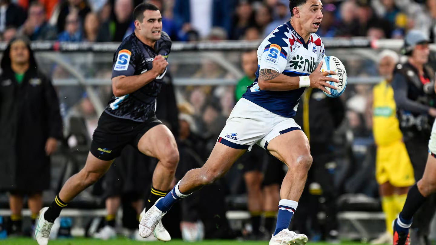 Bryce Heem makes a break against the Hurricanes. Photo / Photosport