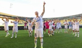 Francis de Vries of Auckland FC celebrates with fans after the round 18 A-League Men match between Wellington Phoenix and Auckland FC at Sky Stadium, on February 21, 2026, in Wellington, New Zealand. (Photo by Hagen Hopkins/Getty Images)