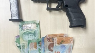 Hamilton man arrested after threatening member of public, guns and drugs seized 