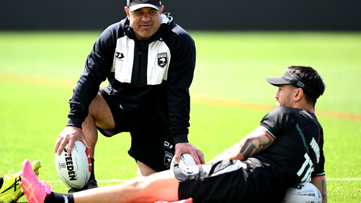 Head coach Stacey Jones talks with Shaun Johnson of the Kiwis during the New Zealand Kiwis captain's run at Go Media Stadium on November 01, 2024 in Auckland, New Zealand. (Photo by Hannah Peters/Getty Images)