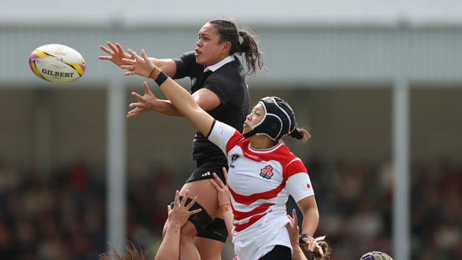 Layla Sae of New Zealand and Yuna Sato of Japan contest a lineout. Photo / Getty Images