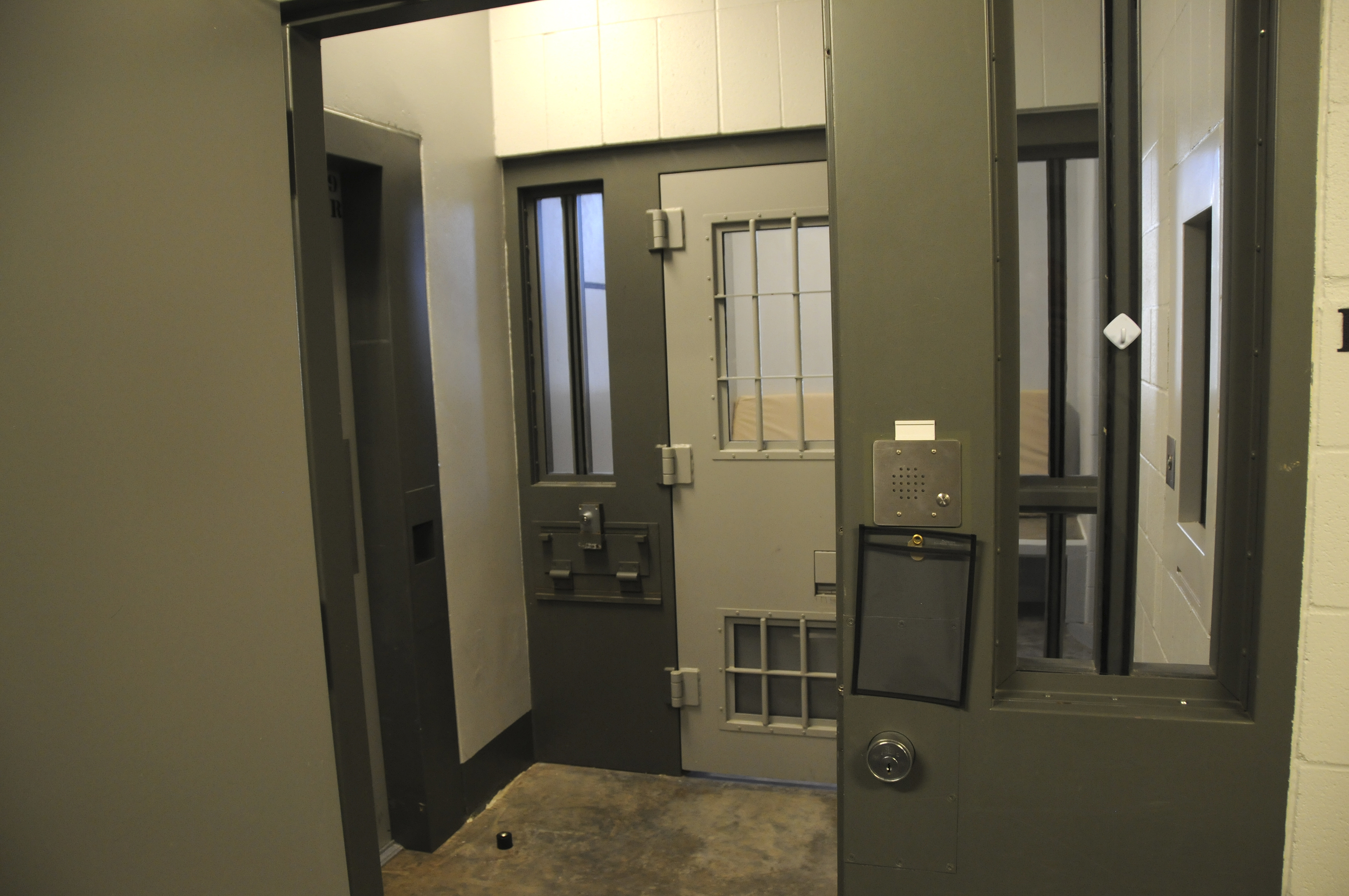 This cell is similar to the cell that former Minneapolis police officer Derek Chauvin has been in since he was found guilty in April 2021. (Photo / AP)