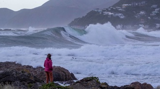 Warning waves could reach 6 metres high in Wellington tonight
