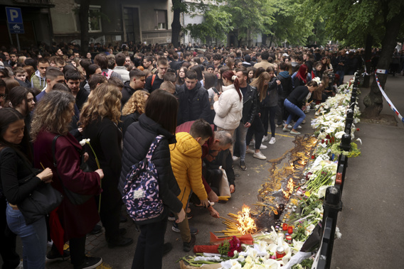 Many wearing black and carrying flowers, scores of Serbian students on Thursday paid silent homage to their peers killed a day earlier when a 13-year-old boy used his father’s guns in a school shooting rampage that sent shock waves through the nation and triggered moves to boost gun control. Photo / AP