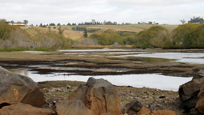 The Balclutha river lagoon near Naish Park illustrates the continuing dry regional conditions yesterday. (Photo / Nick Brook)