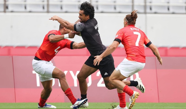 Regan Ware of New Zealand takes on Dan Norton and Dan Bibby of Great Britain. (Photo / Getty)