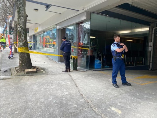 Police outside an apartment building on Upper Queen Street where a man was found with serious injuries. He later died in hospital. Photo / Raphael Franks