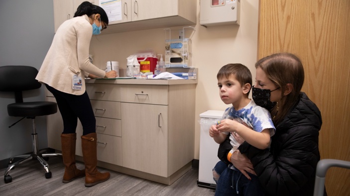 Ilana Diener holds her son, Hudson, 3, during an appointment for a Moderna COVID-19 vaccine trial in Commack, N.Y. on Nov. 30, 2021. (Photo / AP)