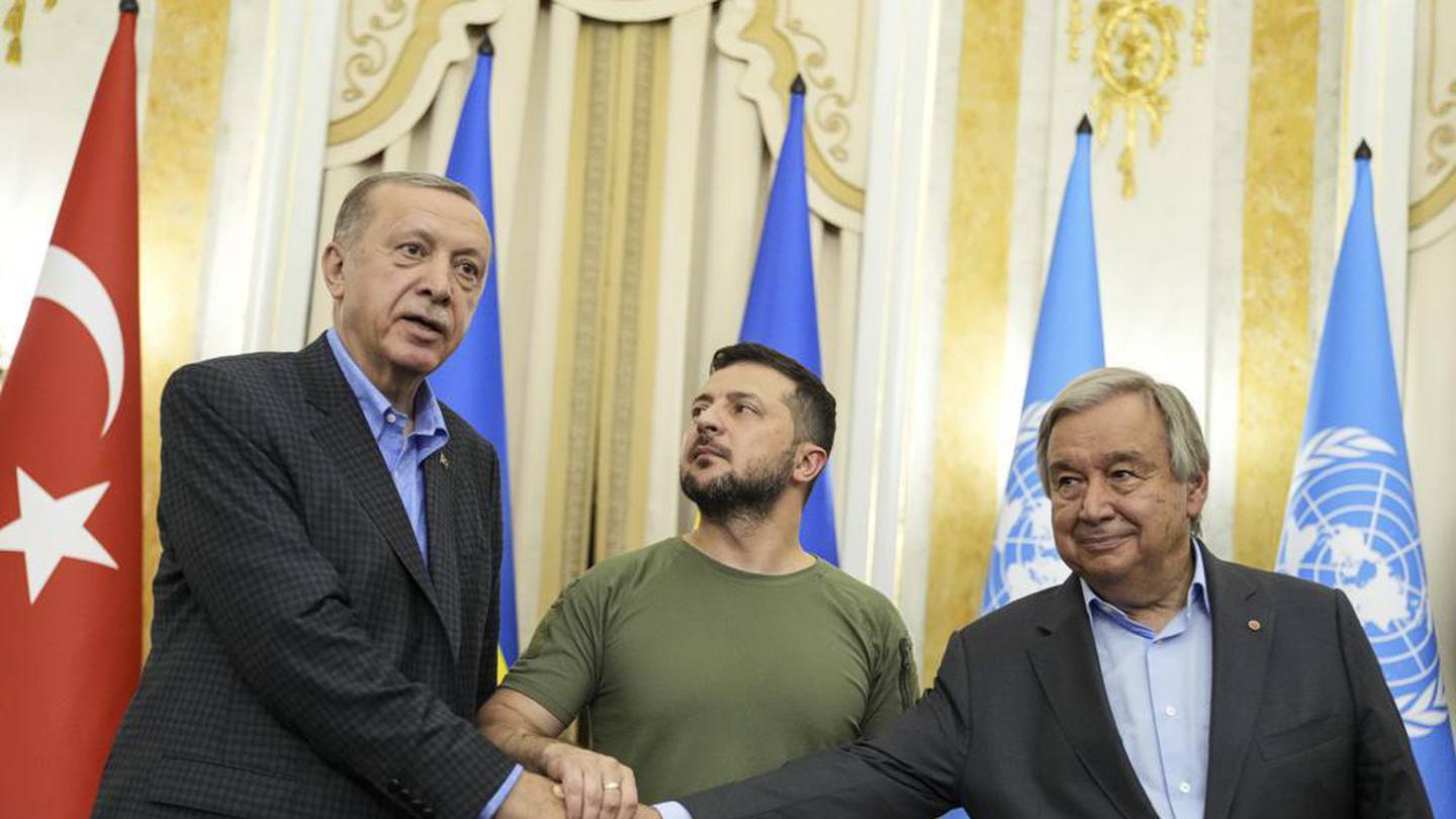 Turkish President Recep Tayyip Erdogan, Ukrainian President Volodymyr Zelenskyy and UN Secretary-General Antonio Guterres shake hands after their meeting in Lviv, Ukraine. Photo / AP