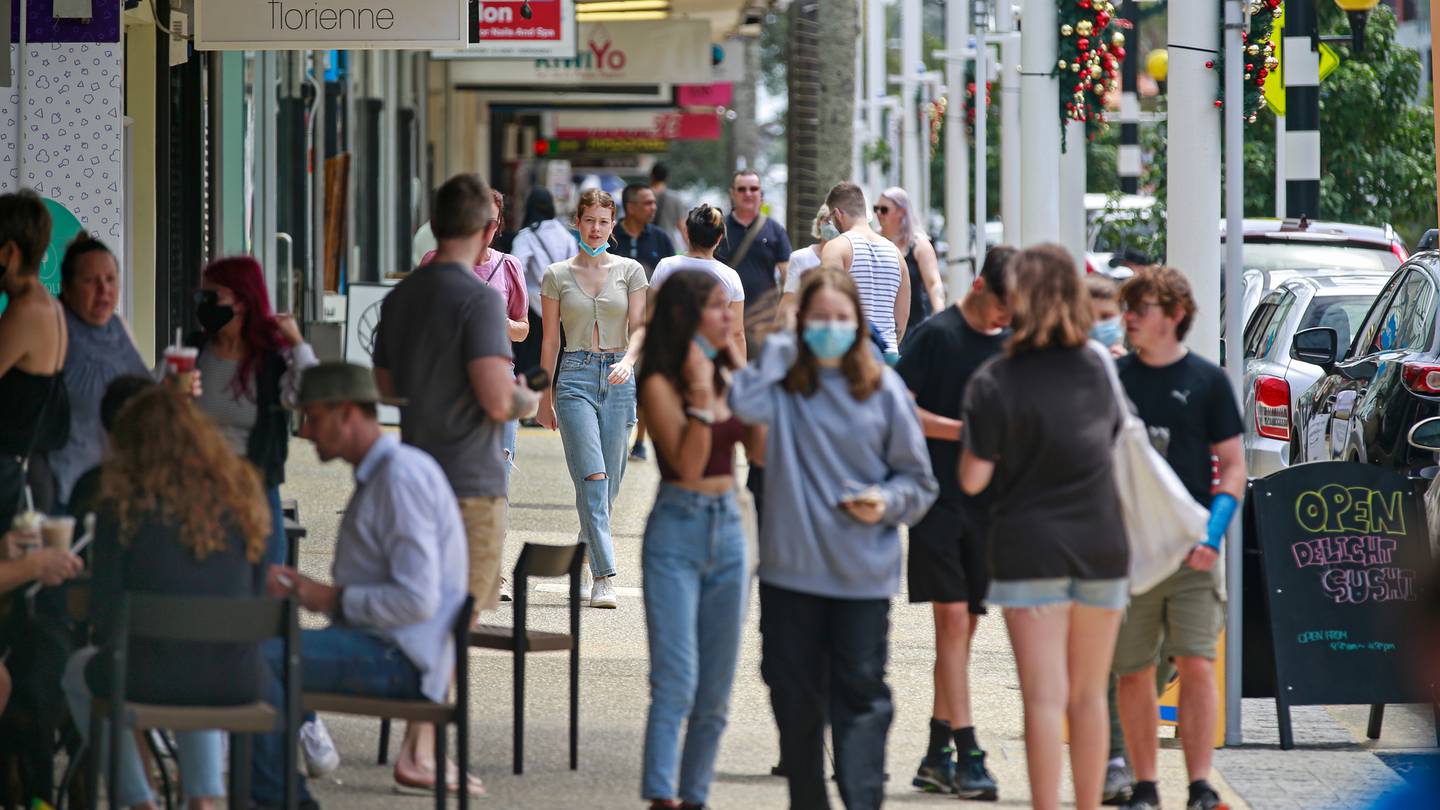 People out and about in Takapuna last week after an end to lockdown restrictions on dining in at restaurants. (Photo / Alex Burton)