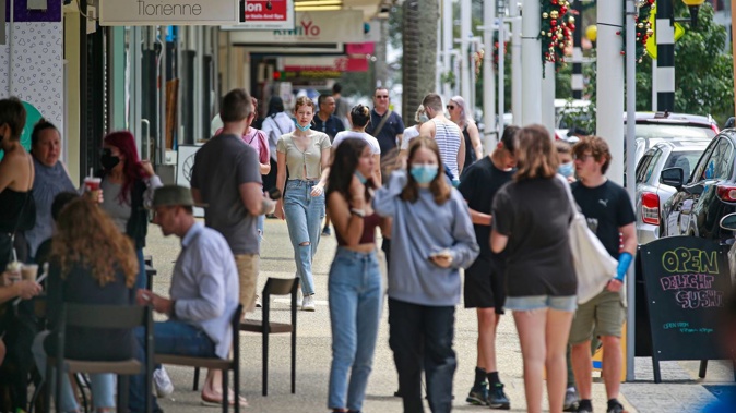 People out and about in Takapuna last week after an end to lockdown restrictions on dining in at restaurants. (Photo / Alex Burton)