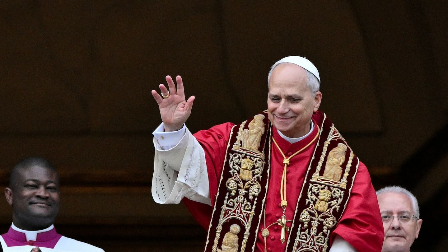 Pope urges Russia, Ukraine dialogue in Christmas blessing