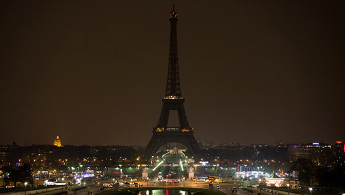 The Eiffel Tower going dark for Earth Hour in 2013 (Getty Images) 