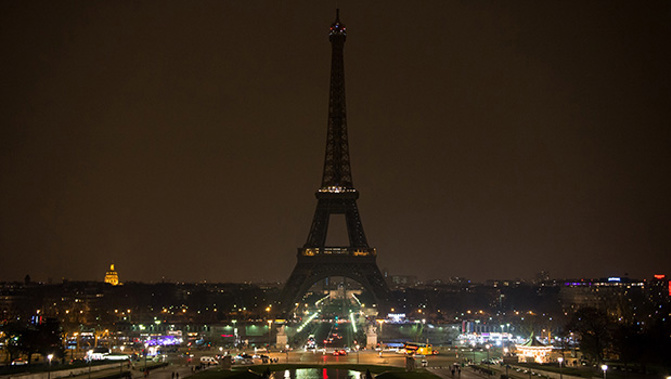 The Eiffel Tower going dark for Earth Hour in 2013 (Getty Images)